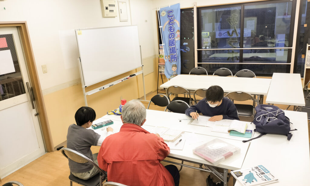 少人数制で学んでいる子供と指導している教師